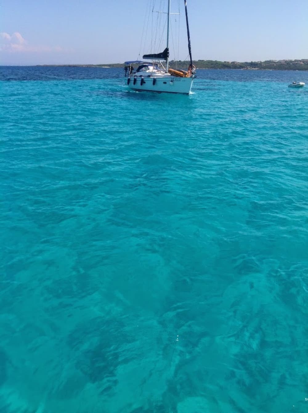 Scopri Pegli a bordo di una barca a vela per un'intera giornata.