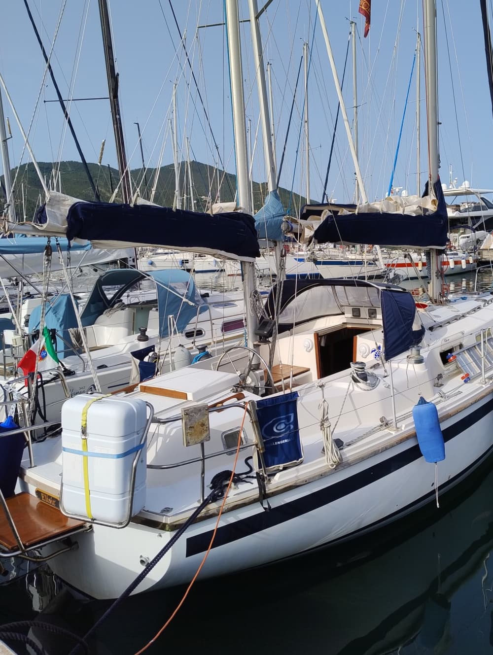 Scopri Pegli a bordo di una barca a vela per un'intera giornata.