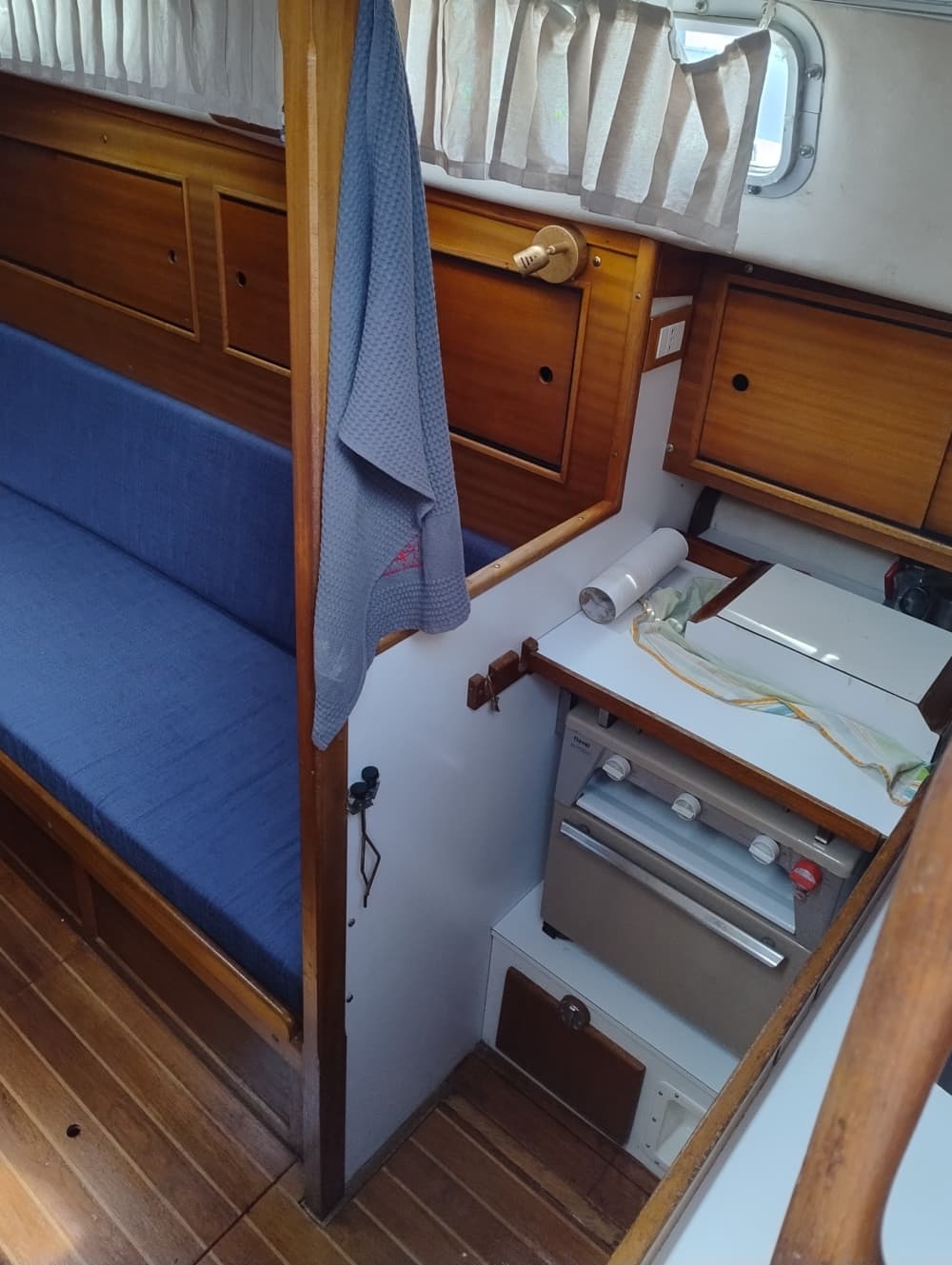 Scopri Pegli a bordo di una barca a vela per un'intera giornata.