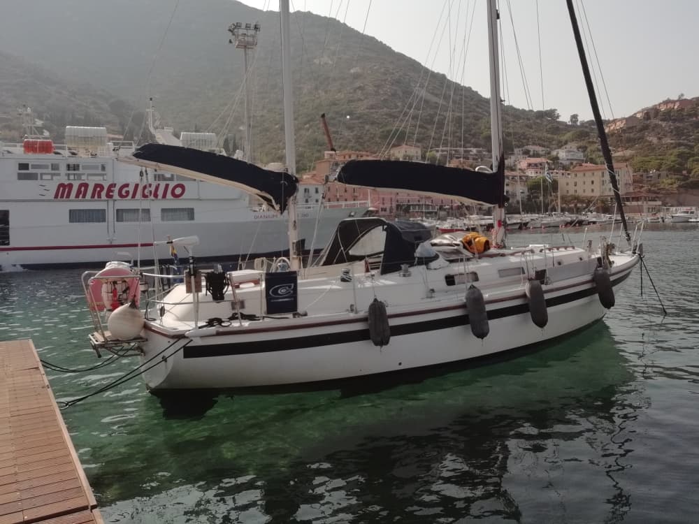 Scopri Pegli a bordo di una barca a vela per un'intera giornata.