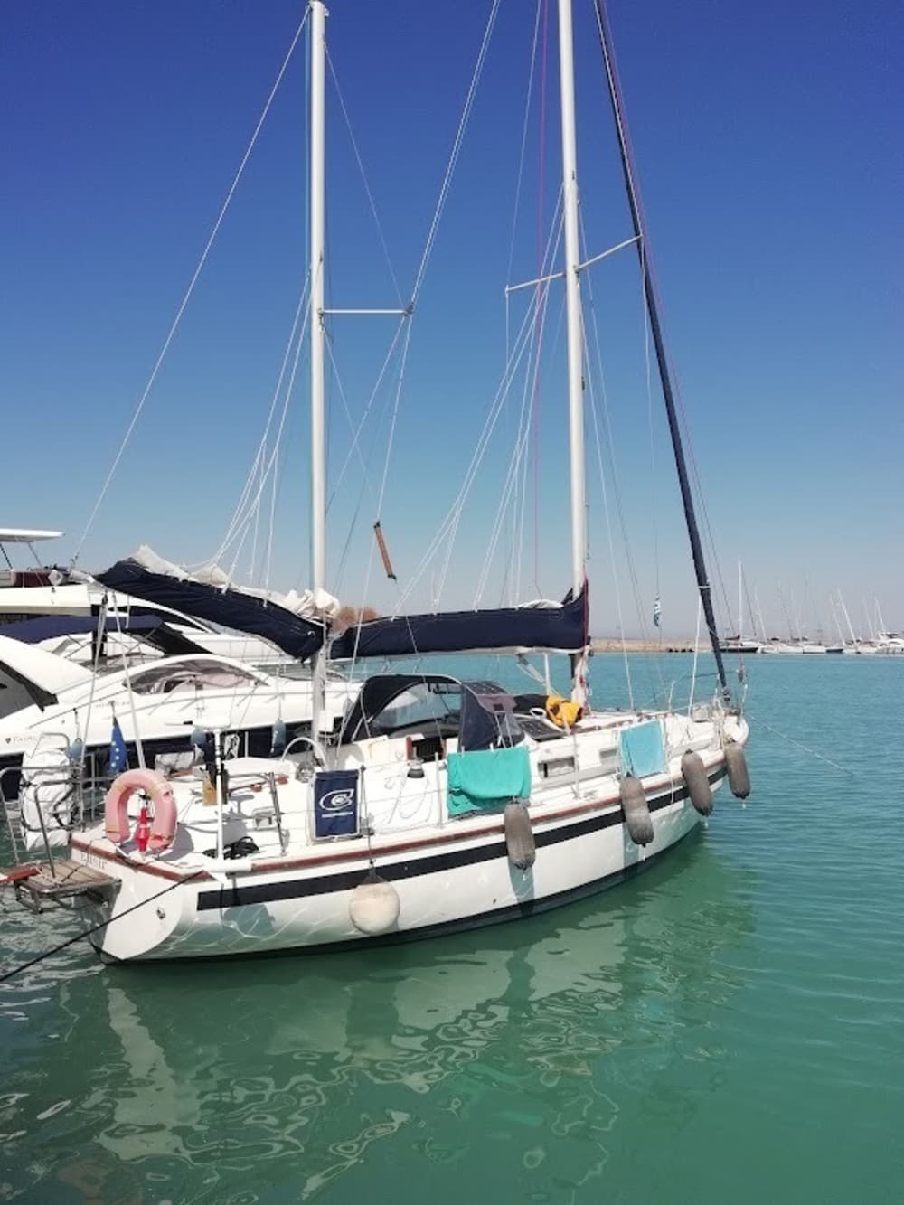 Scopri Pegli a bordo di una barca a vela per un'intera giornata.