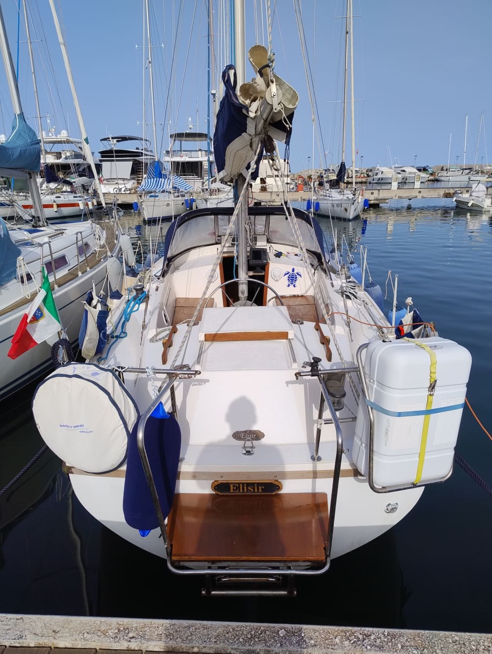 Scopri Pegli a bordo di una barca a vela per un'intera giornata.