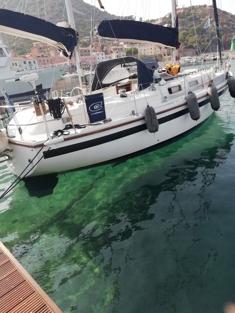 Scopri Pegli a bordo di una barca a vela per un'intera giornata.