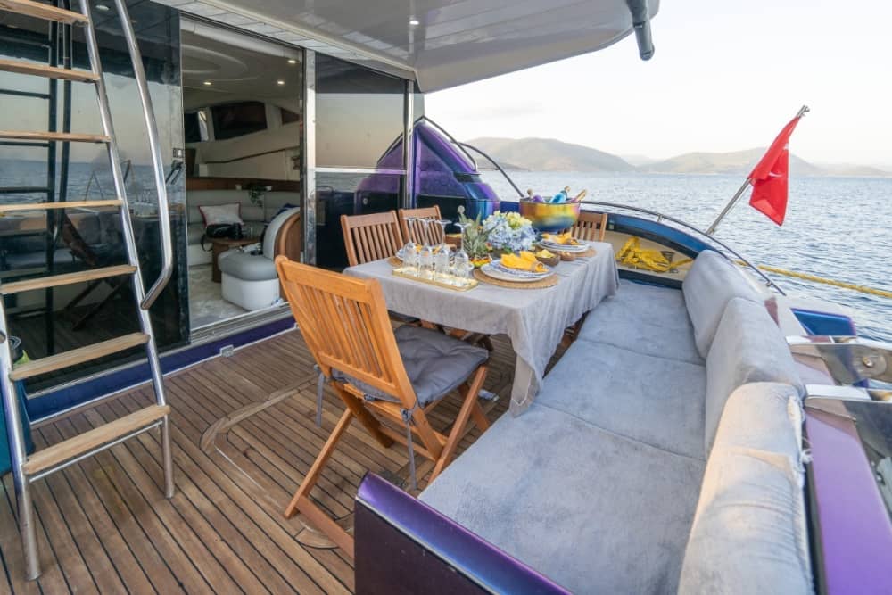 Jouw dag in Gümbet: huur een motorboot voor 9 uur ontdekkingstocht.
