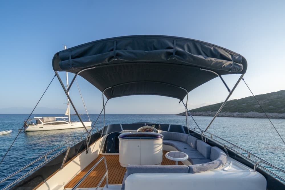 Jouw dag in Gümbet: huur een motorboot voor 9 uur ontdekkingstocht.