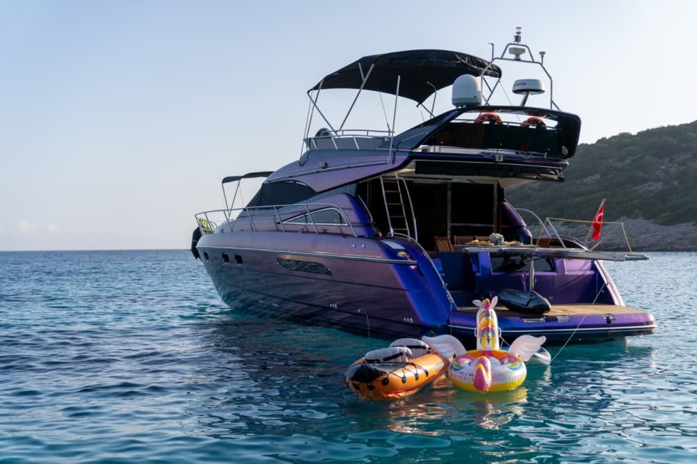 Jouw dag in Gümbet: huur een motorboot voor 9 uur ontdekkingstocht.