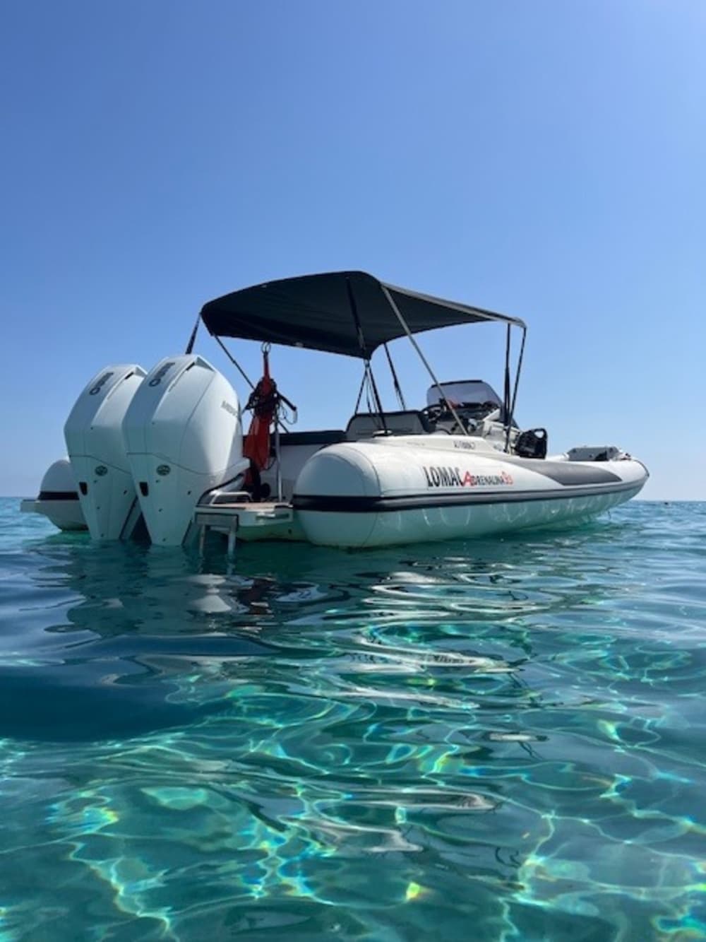 Votre journée à Sari-Solenzara&nbsp;: louez un bateau à moteur pour une journée complète de découverte.