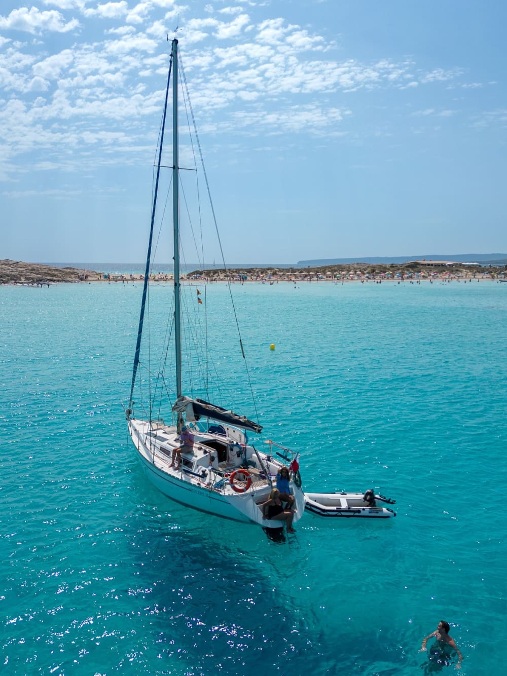 Desfrute de meio dia de vela em Sant Antoni de Portmany.