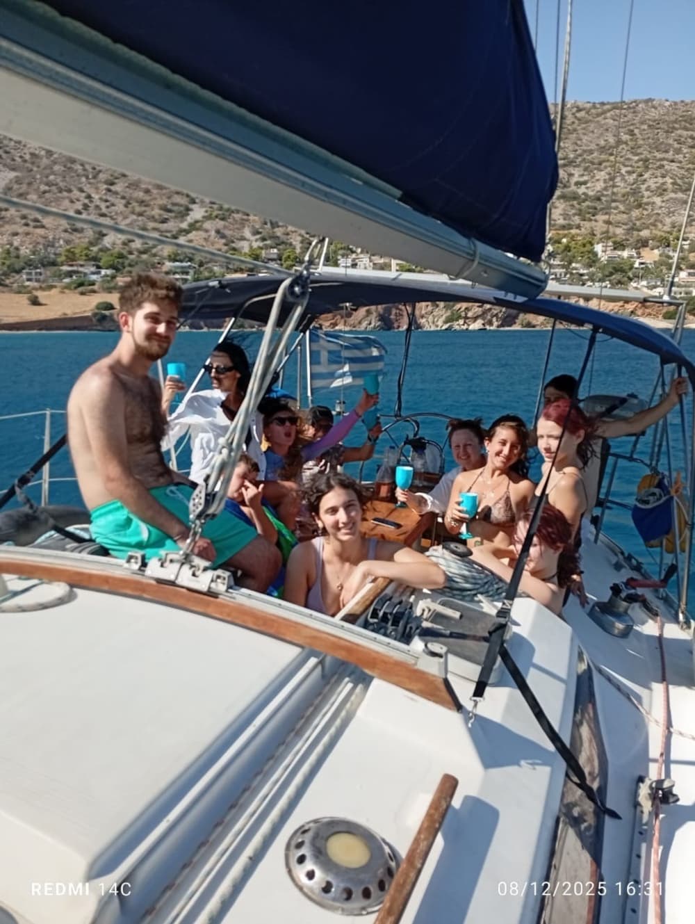 Trascorri una giornata in mare ad Atene a bordo di una barca a vela.