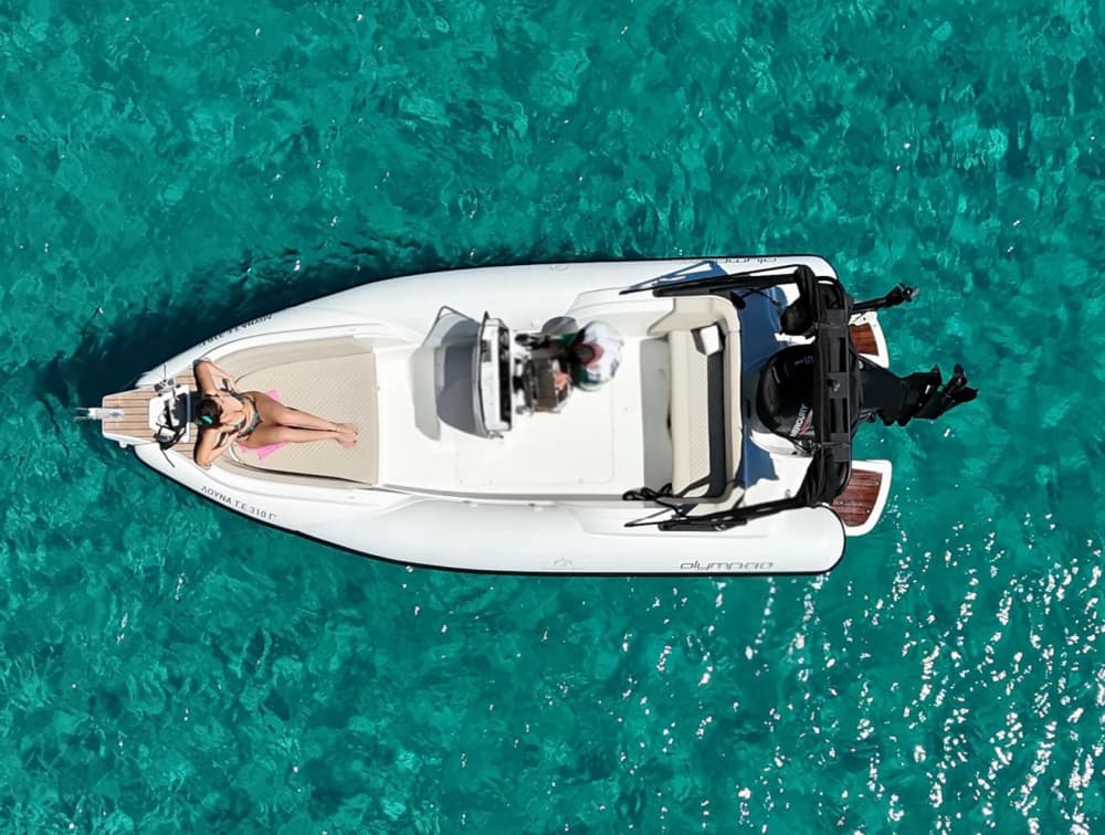 * Contemple la bahía de los cerdos en la isla de Atokos *