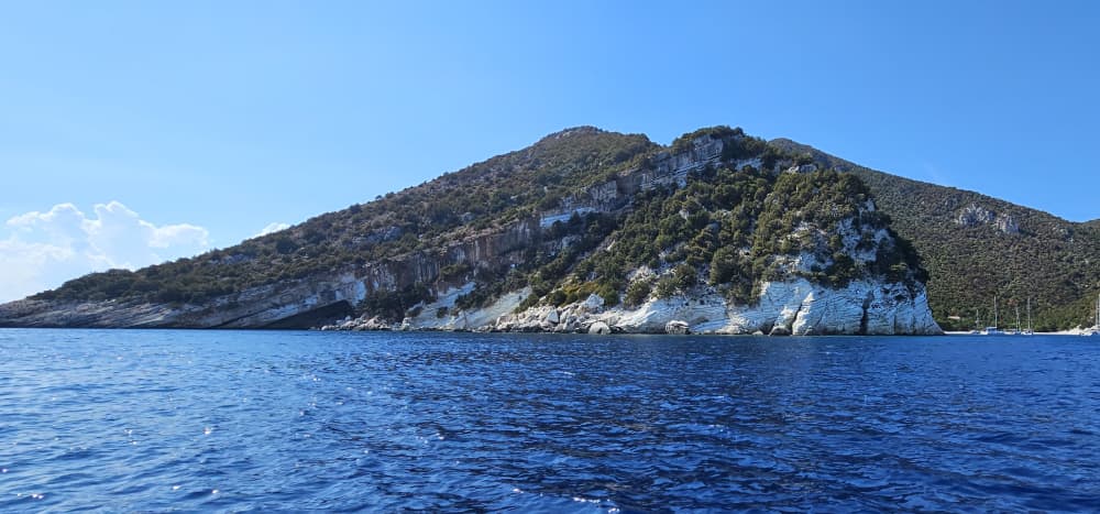 * Contemple la bahía de los cerdos en la isla de Atokos *