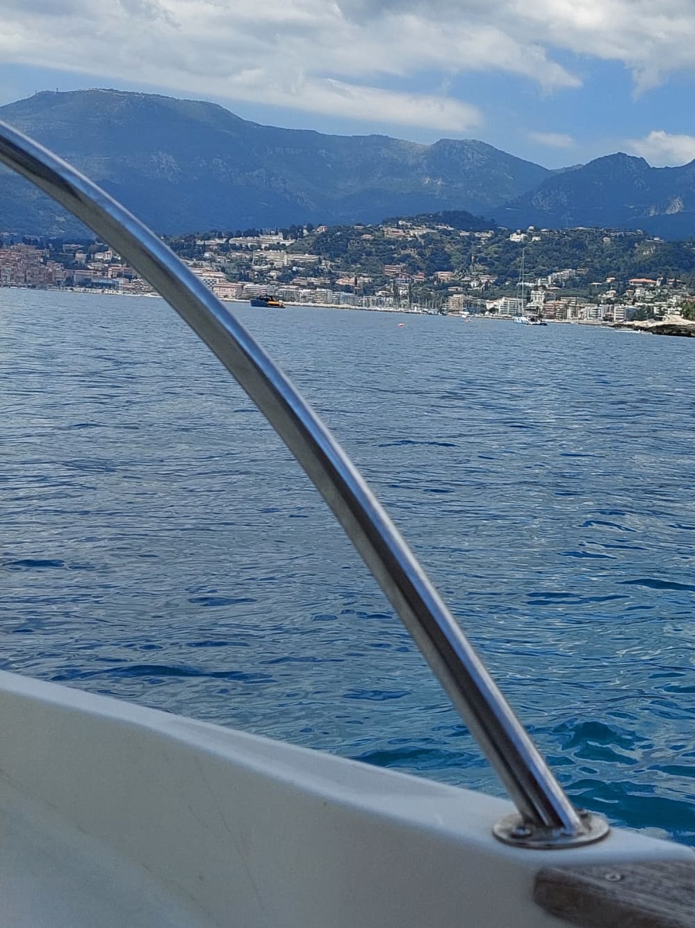 Ein Bad im Meer in der Bucht von Sanremo