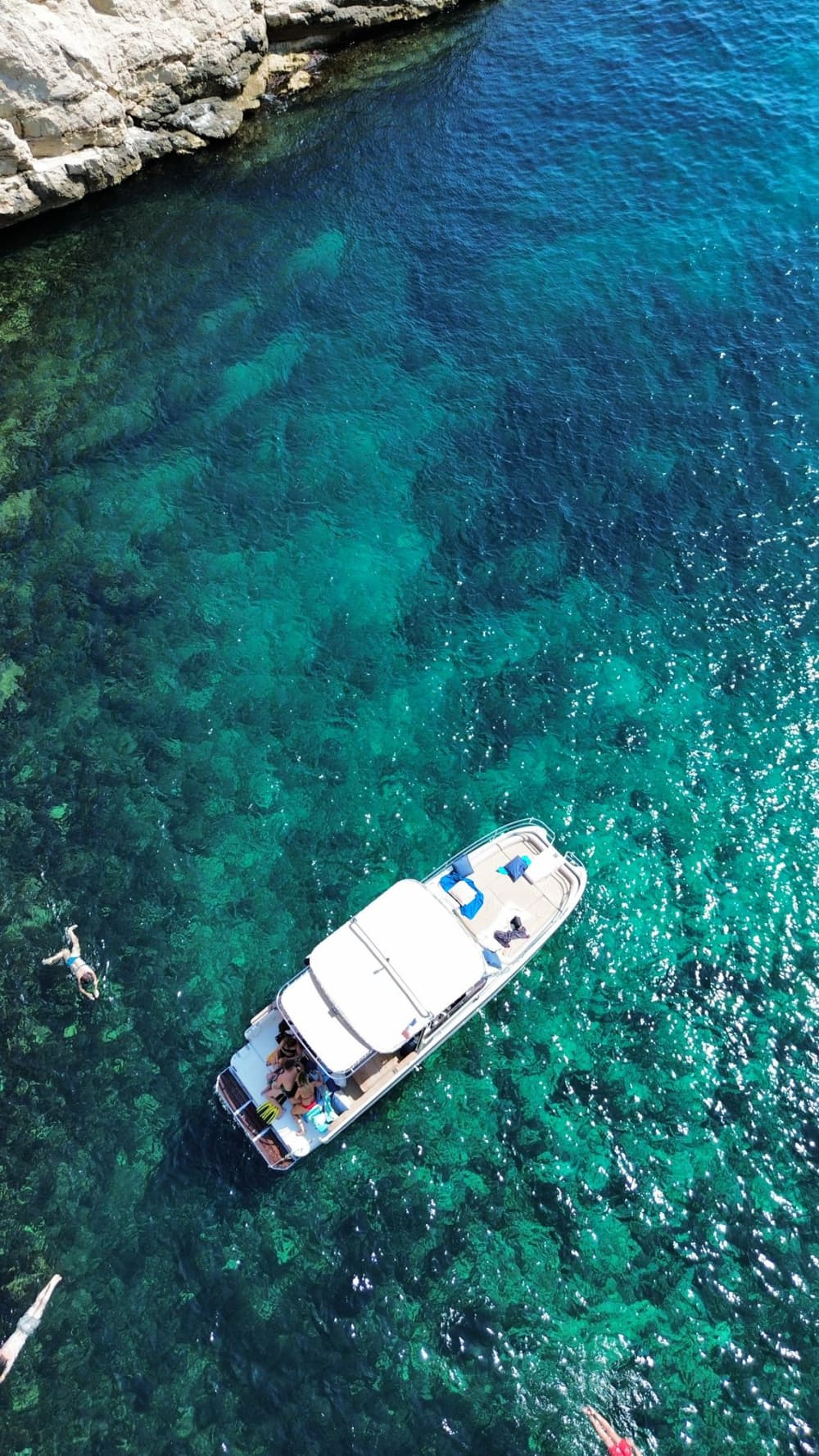 Popołudnie w Calanques: pływanie i nurkowanie na pokładzie hybrydowego pojazdu elektrycznego