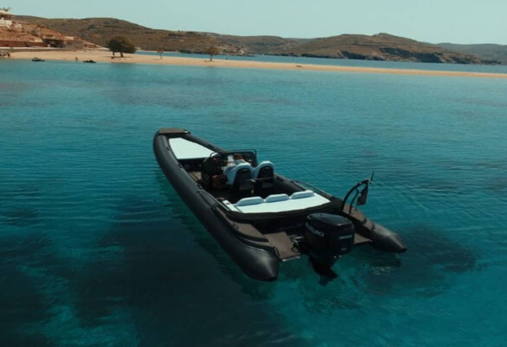A legendary break: 3h30 around Paros on a motorboat