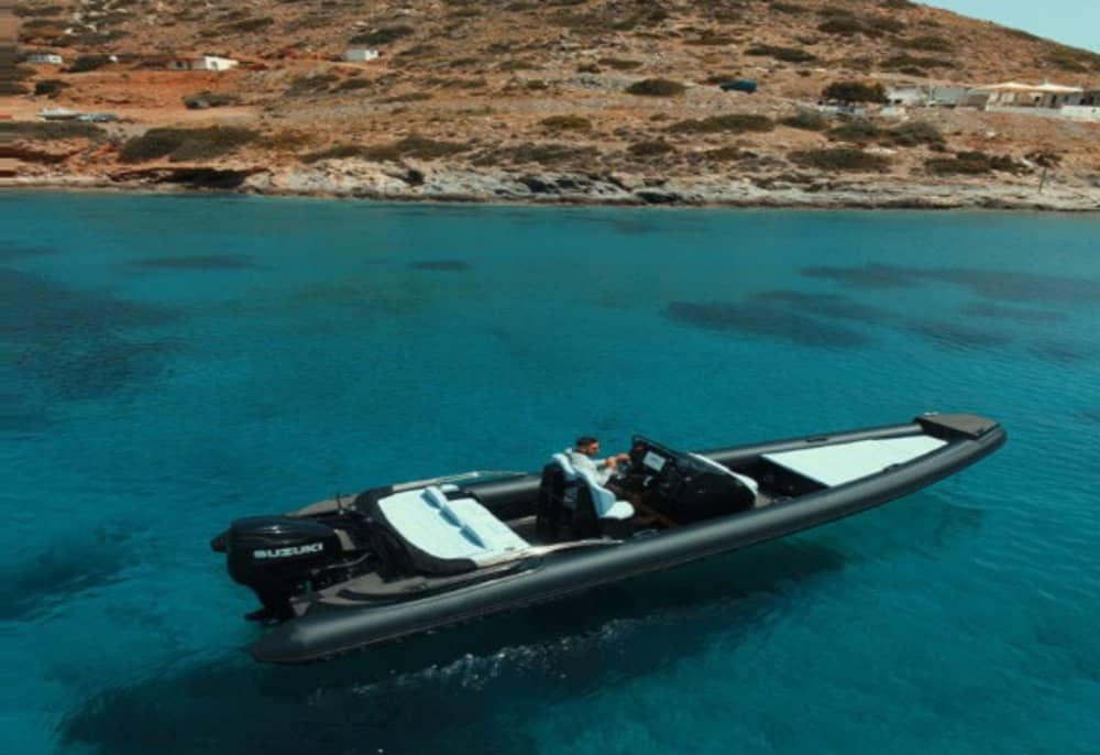 A legendary break: 3h30 around Paros on a motorboat