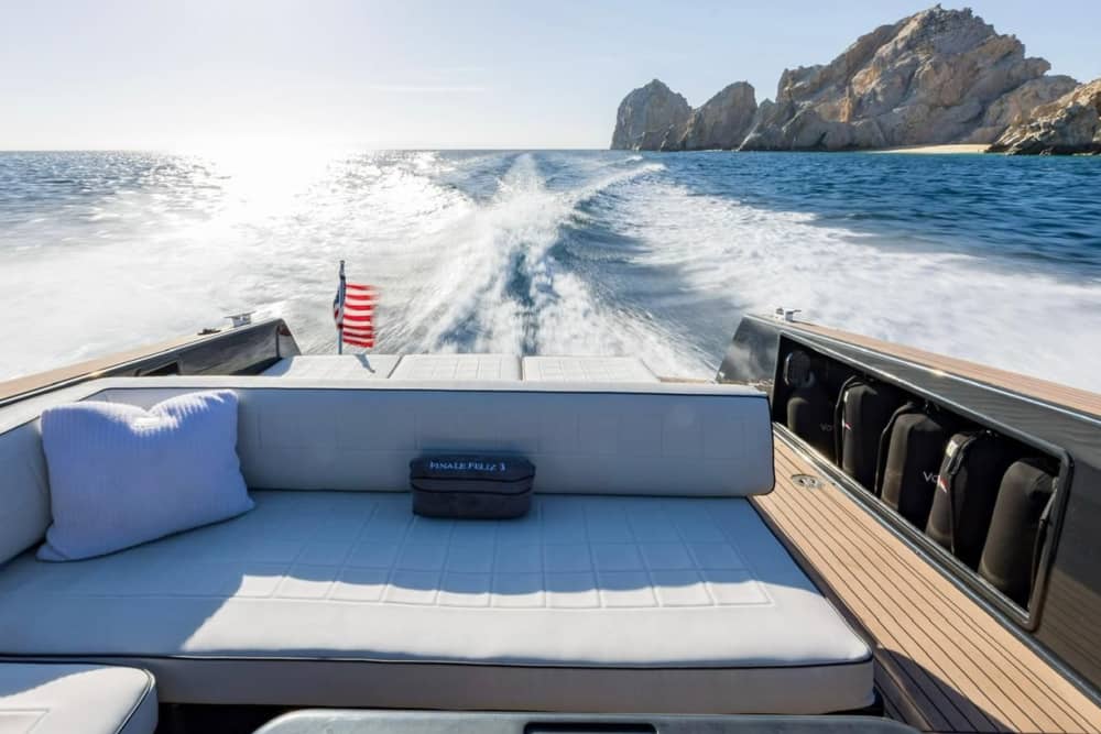 Concediti mezza giornata di relax su un motoscafo a Cabo San Lucas.