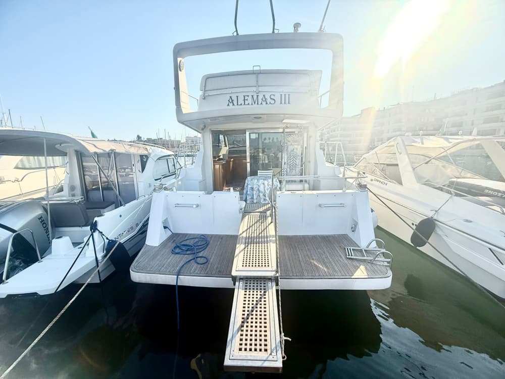 Take a half-day to relax on a motorboat in Syracuse
