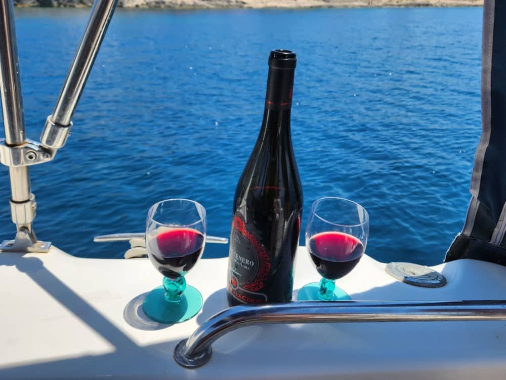 Ολοήμερη εκδρομή με σκάφος στην Arenella & Fontane Bianche