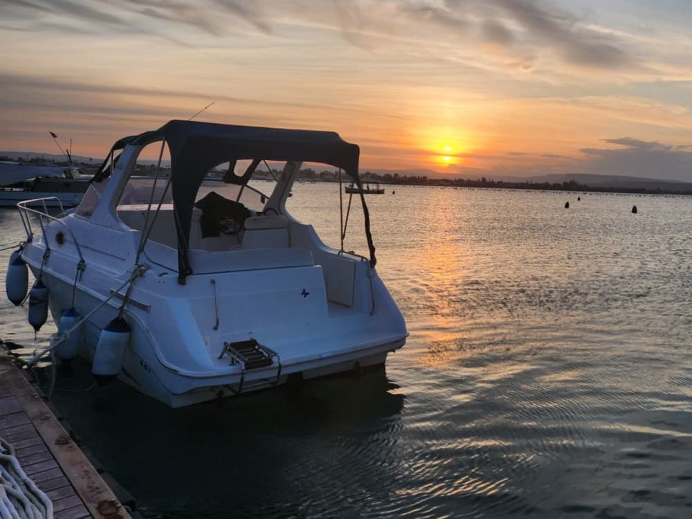 Ολοήμερη εκδρομή με σκάφος στην Arenella & Fontane Bianche