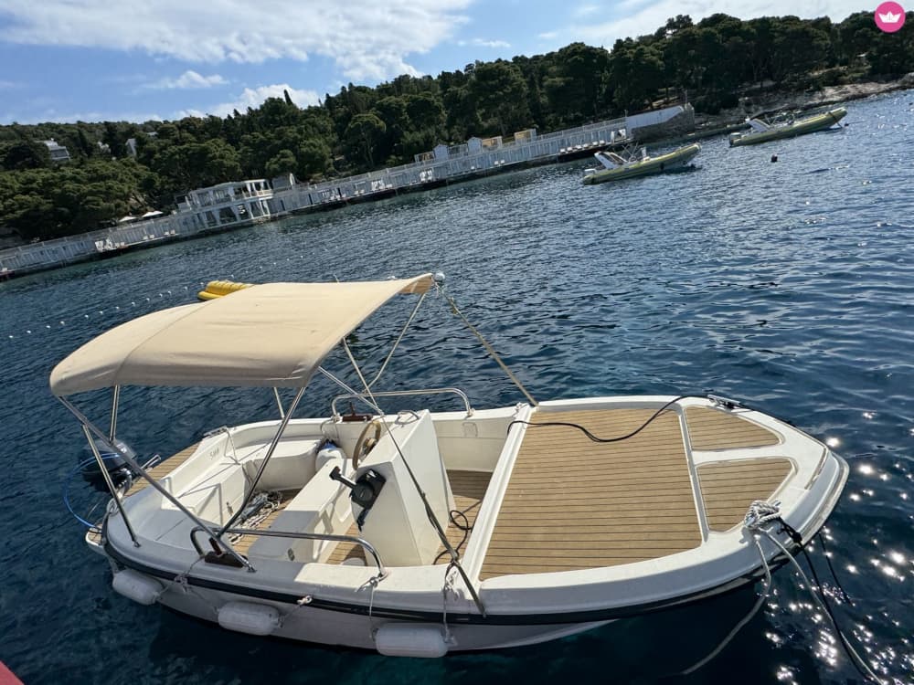 Águas Azuis e Vibrações Insulares – Cruzeiro de Dia Inteiro nas Ilhas Pakleni