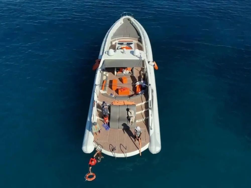 Navegue hacia la serenidad: una escapada de medio día a Rodas para disfrutar del sol, el mar y la tranquilidad.