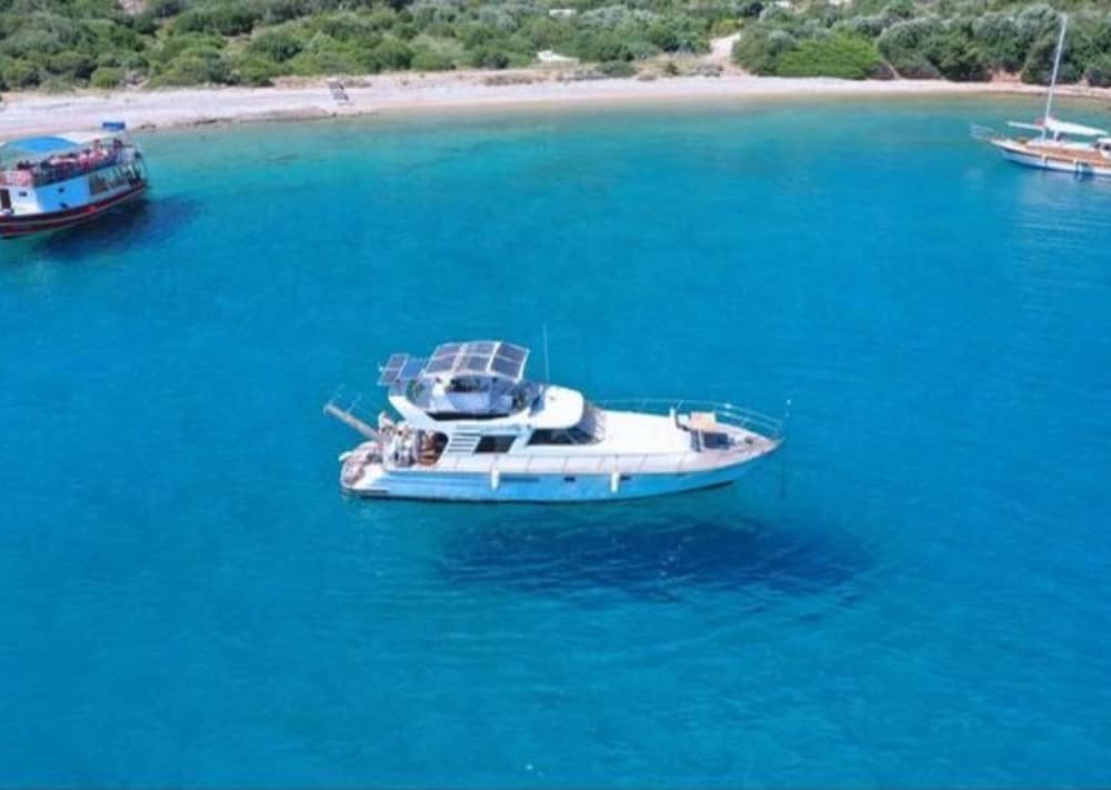 Ontdek de kust van Bodrum: een complete dagtocht aan boord van een motorboot