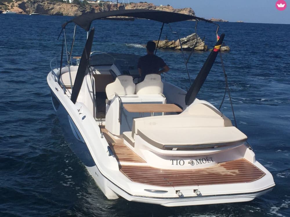 Uncle Moet: Jenseits der Strandclubs: Geheimnisse, Legenden und Meere aus Champagner