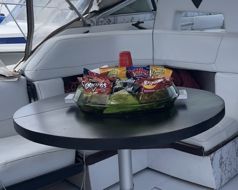 Meer, Liebe & Sonne: Ein Tag voller Emotionen auf einer Motoryacht