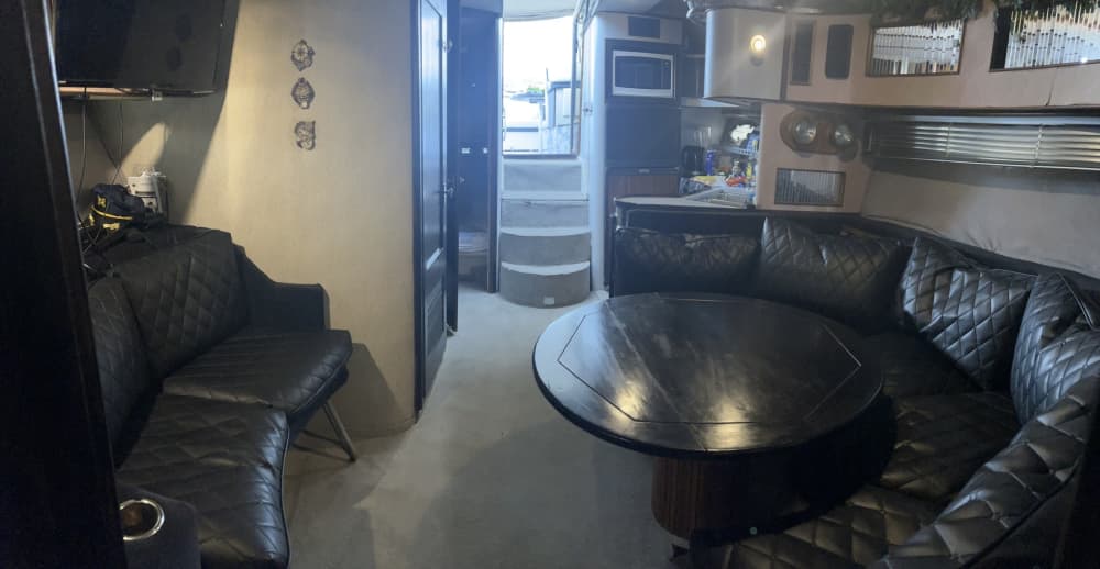 Morze, miłość i słońce: dzień pełen emocji na jachcie motorowym