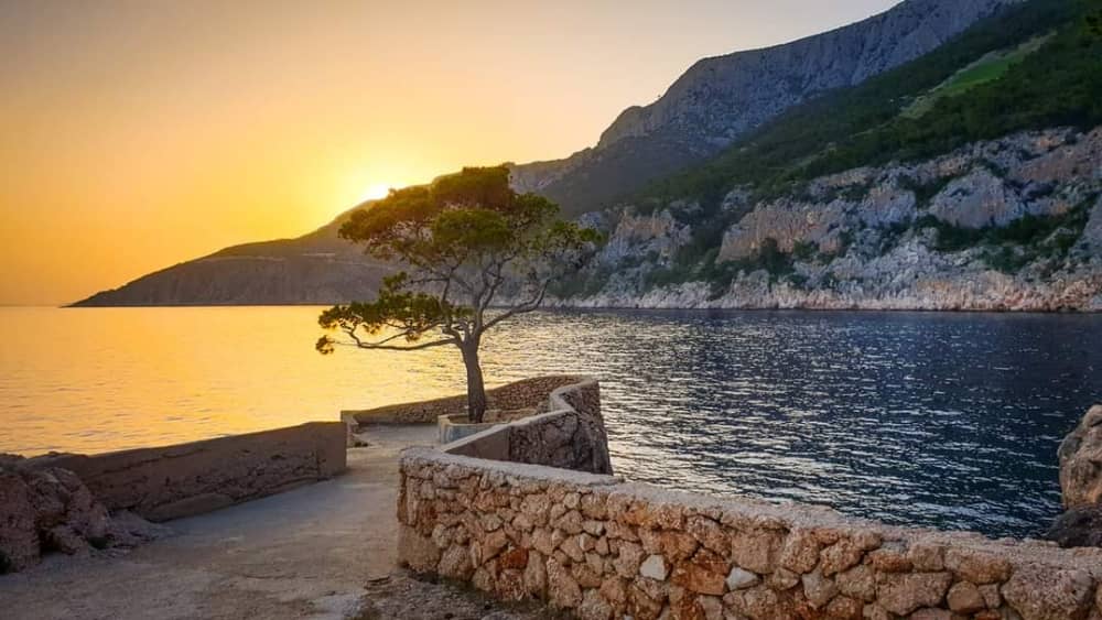 W pogoni za spokojem zachodzącego słońca – Hvar szybką łodzią