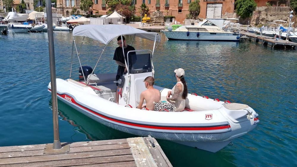 Vivi una giornata indimenticabile con il nostro ASORAL AL 100, dotato di tutto il necessario per una perfetta giornata in barca!