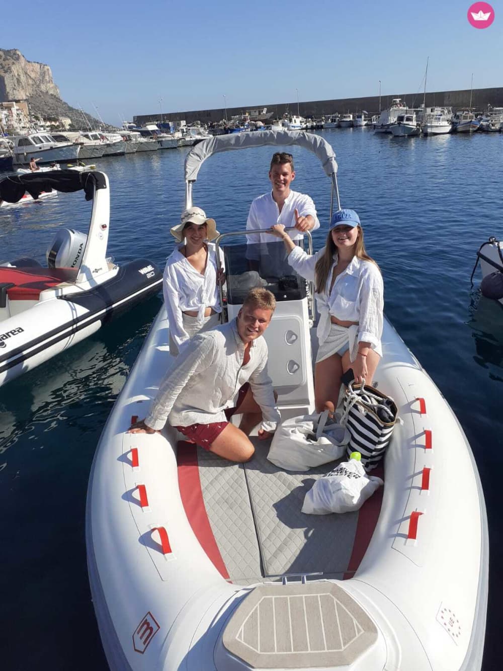 Vivi una giornata indimenticabile con il nostro ASORAL AL 100, dotato di tutto il necessario per una perfetta giornata in barca!