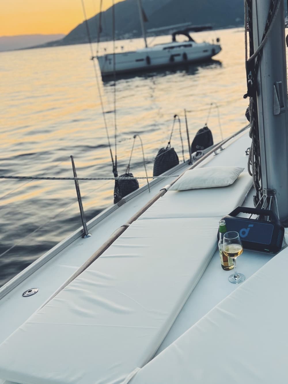 Tivat'ı bir yelkenli tekne turuyla tam gün keşfedin.