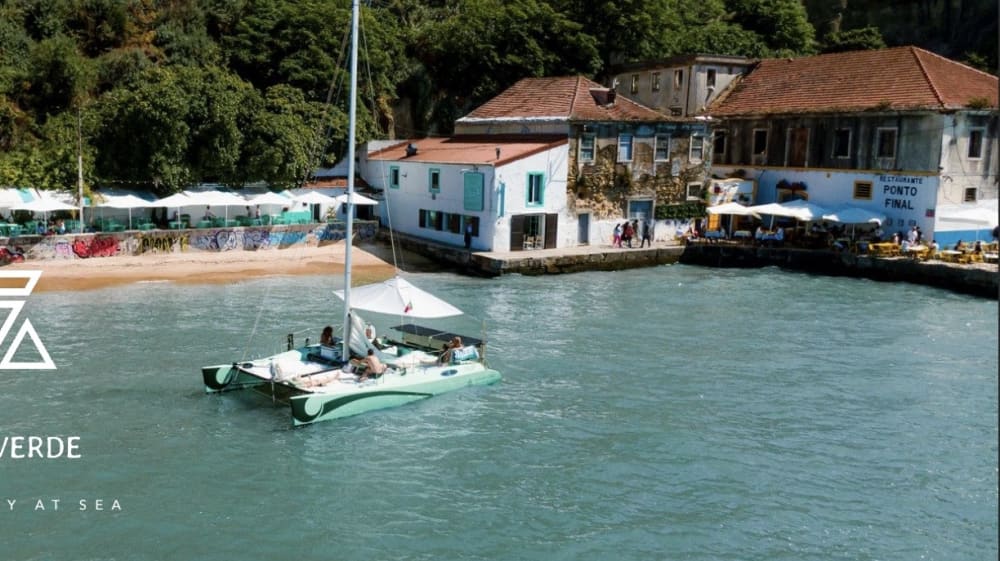Das Beste von Lissabon erwartet Sie auf dem Wasser: Ihr privater Ganztagesausflug auf einem Katamaran
