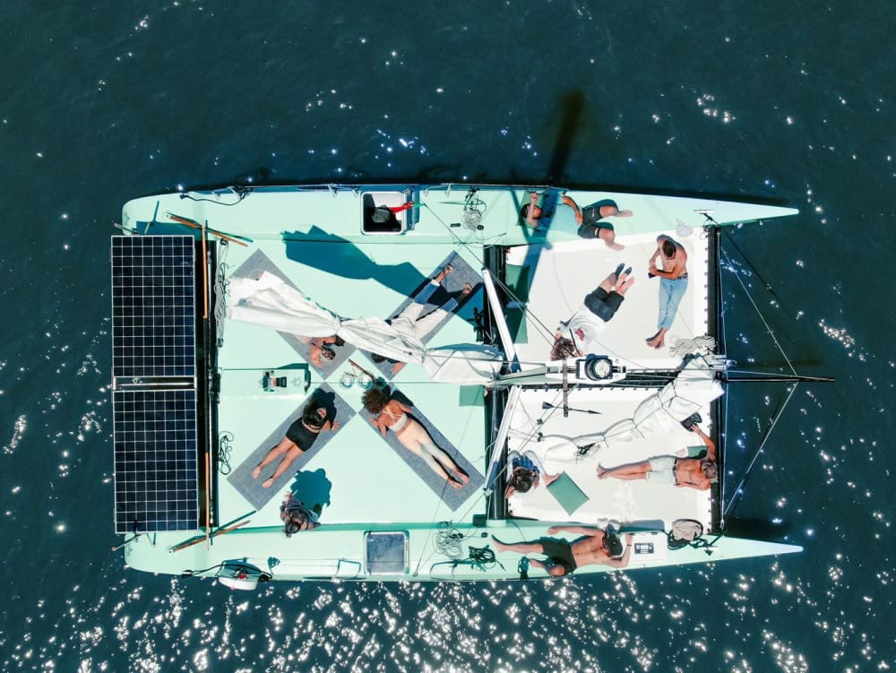 Das Beste von Lissabon erwartet Sie auf dem Wasser: Ihr privater Ganztagesausflug auf einem Katamaran