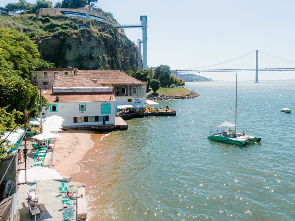 Il meglio di Lisbona si trova sull'acqua: una giornata intera in esclusiva su un catamarano.