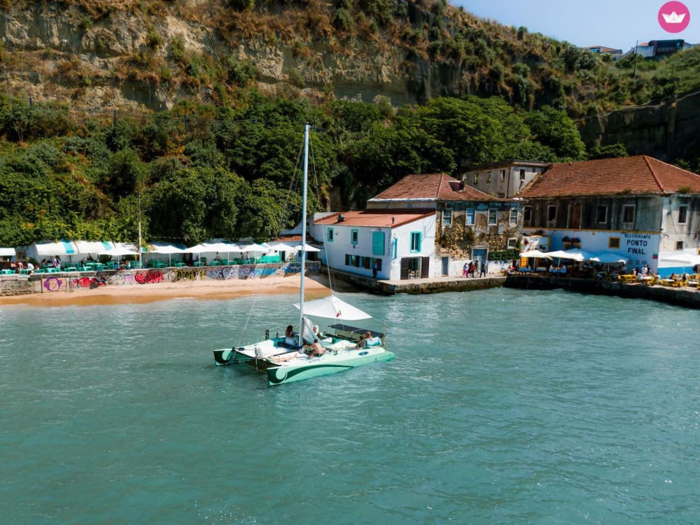 Das Beste von Lissabon erwartet Sie auf dem Wasser: Ihr privater Ganztagesausflug auf einem Katamaran