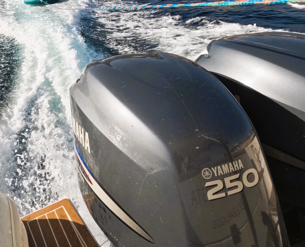 Privat båtfest i solnedgången med vattenleksaker