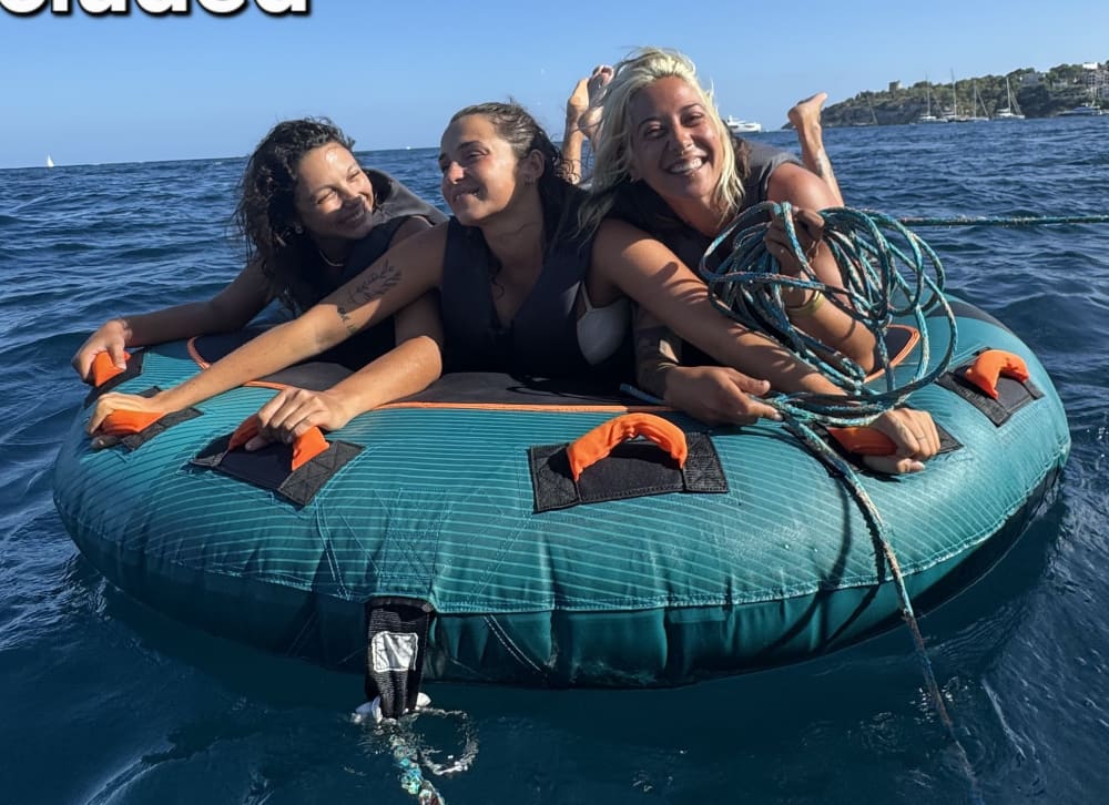 Privat båtfest i solnedgången med vattenleksaker