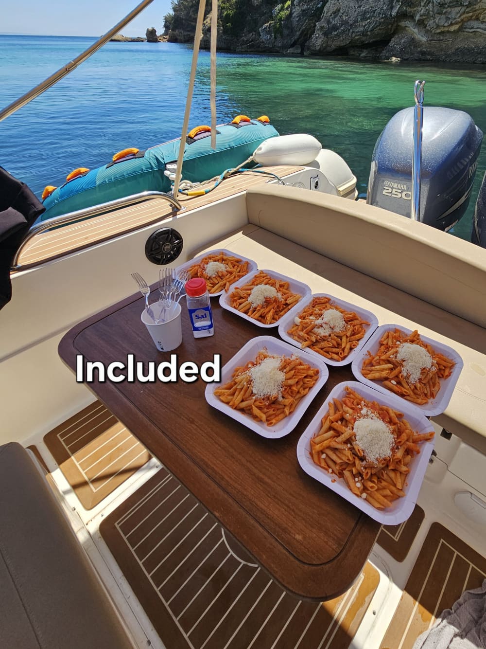 Privat båtfest i solnedgången med vattenleksaker