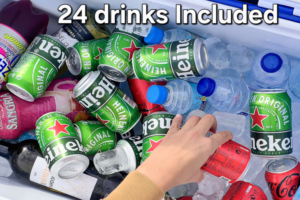 Privat båtfest i solnedgången med vattenleksaker