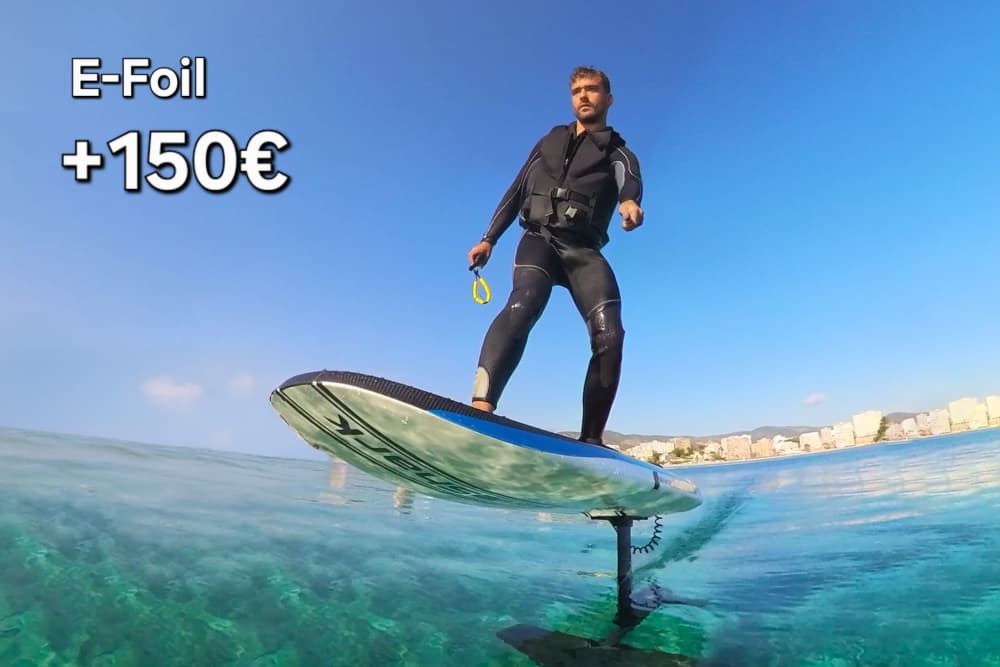 Privat båtfest i solnedgången med vattenleksaker