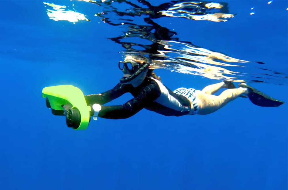 Privat båtfest i solnedgången med vattenleksaker