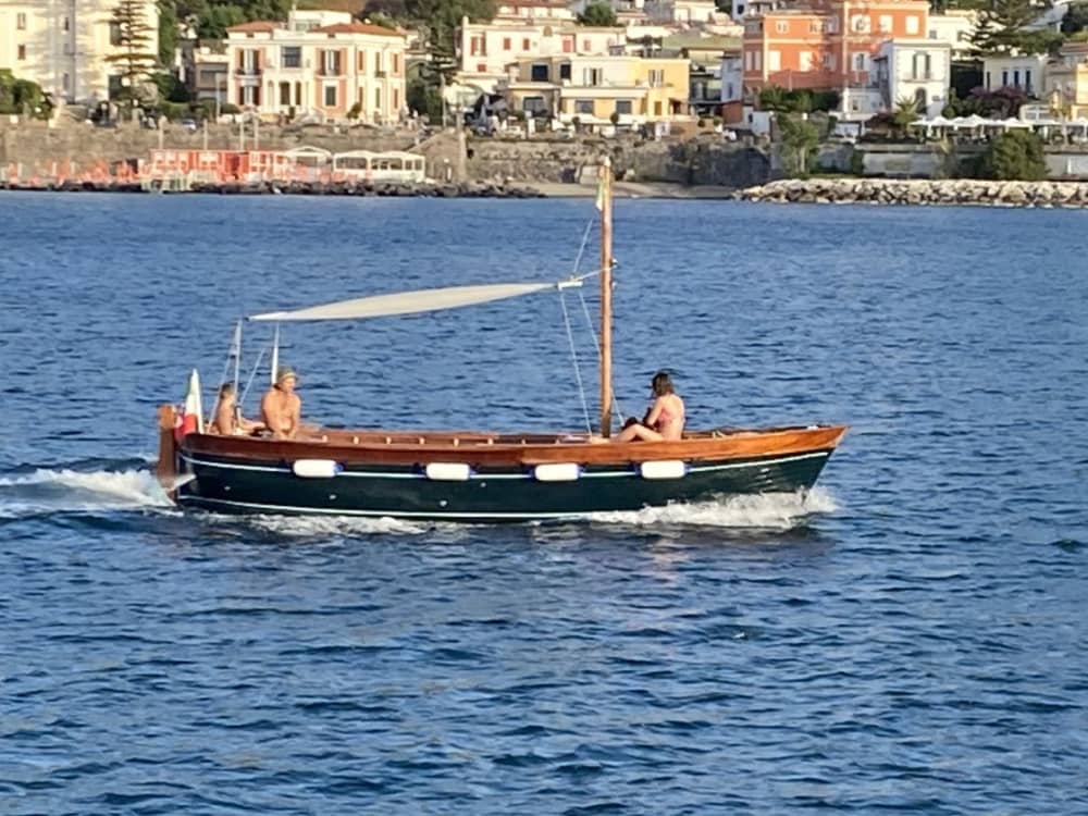 Scopri Casamicciola Terme: una giornata di sole in motoscafo