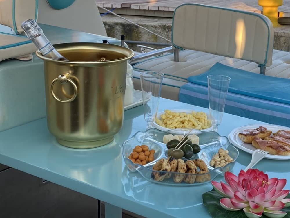 Goditi il sole con un'escursione in barca di 8 ore a Lizzano.