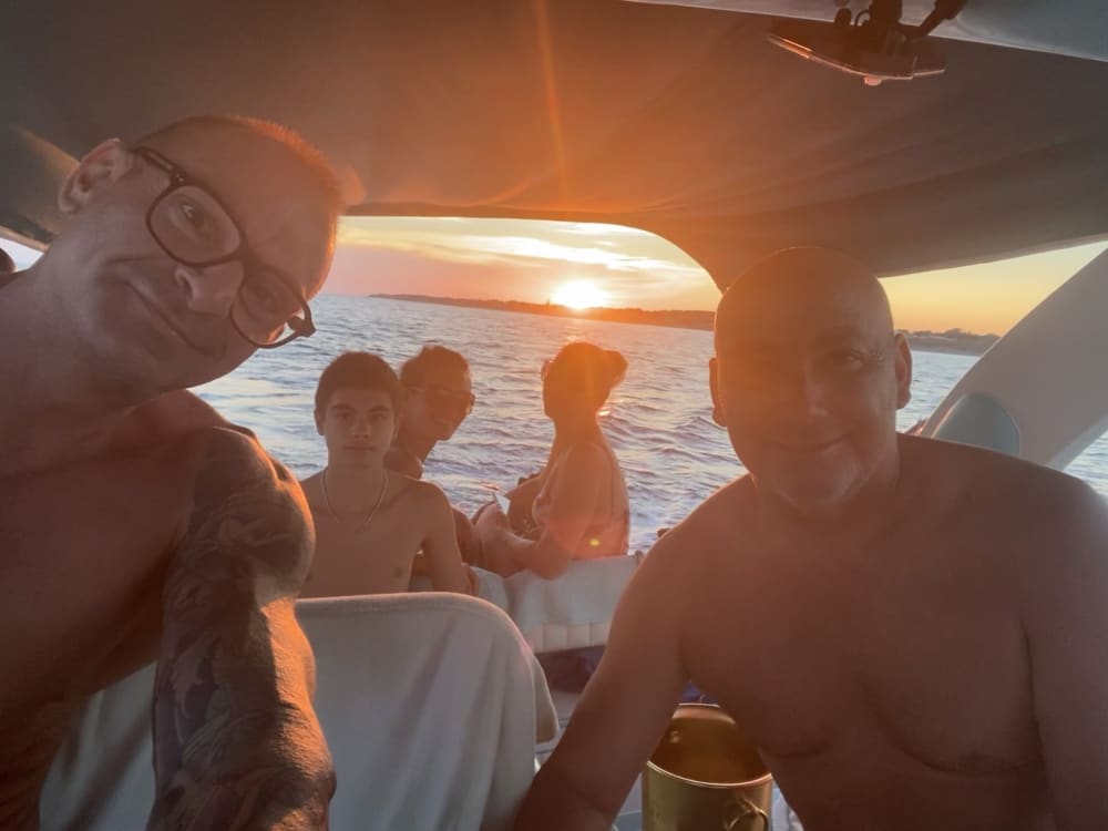 Goditi il sole con un'escursione in barca di 8 ore a Lizzano.