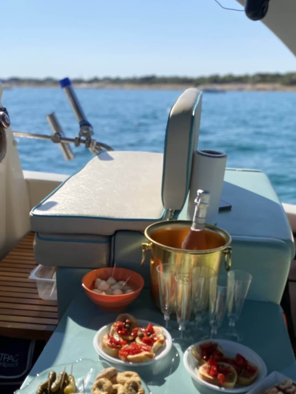 Goditi il sole con un'escursione in barca di 8 ore a Lizzano.