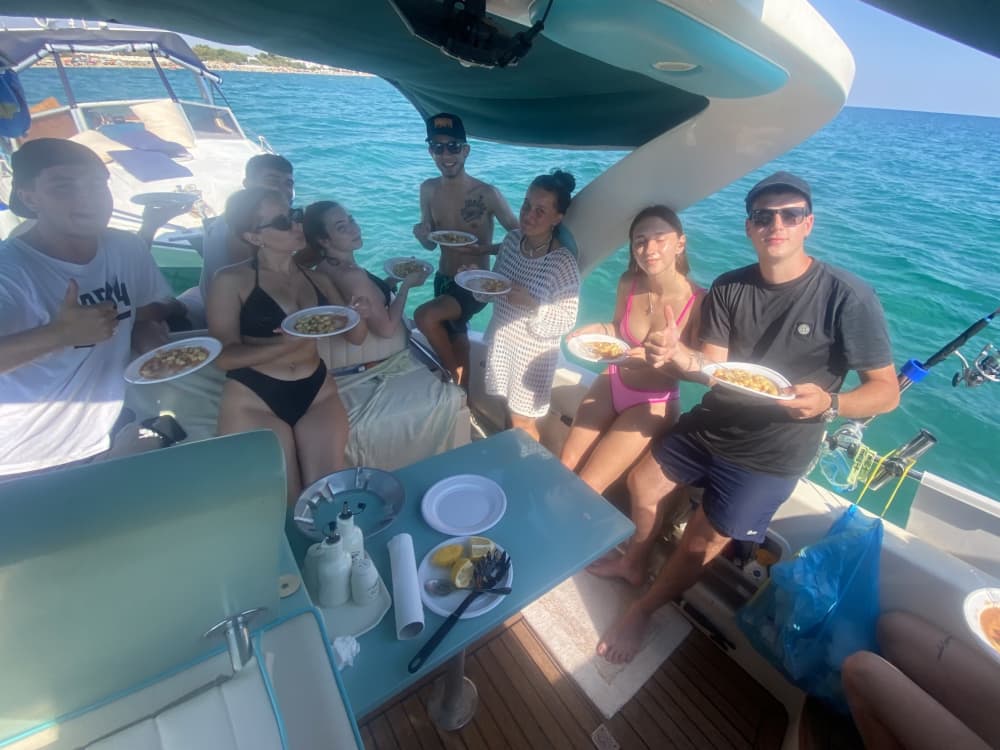 Goditi il sole con un'escursione in barca di 8 ore a Lizzano.