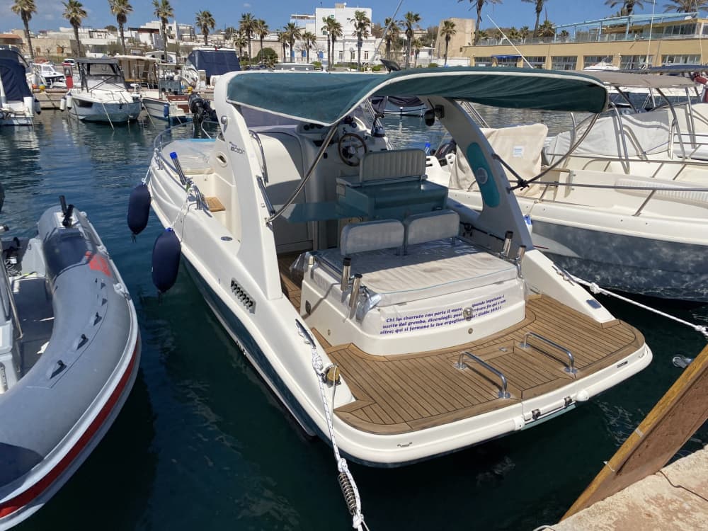 Goditi il sole con un'escursione in barca di 8 ore a Lizzano.