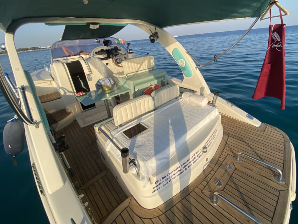 Goditi il sole con un'escursione in barca di 8 ore a Lizzano.